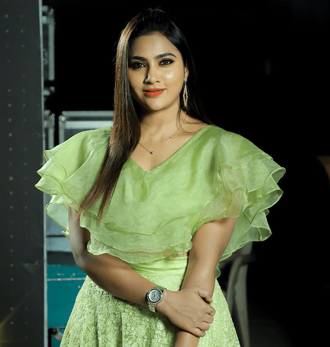 Myna Nandhini bio